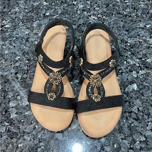 Shibever Black Floral-Accent Wedge Sandals Size 39/8-8.5